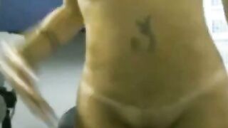 Madura se quita la ropa en su oficina
