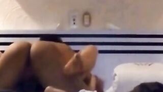 Esposa mexicana abierta de piernas para ser penetrada por su amante