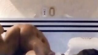Esposa mexicana abierta de piernas para ser penetrada por su amante