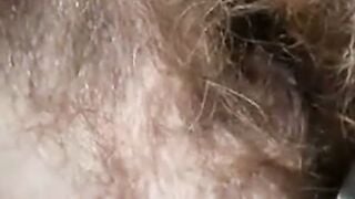 Die dreckige haarige Falte einer deutschen Frau