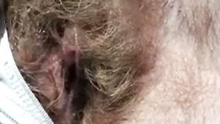 Die dreckige haarige Falte einer deutschen Frau