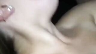Junge deutsche Blondine bei Amateurdreier mit drei Jungs