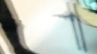 Big-Tit Danish MILF Giver Blowjob i det offentlige stormagasin