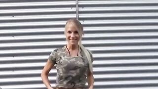 Schmutzige, öffentliche Blowjob-Action mit einer deutschen Blondine Hoe 2
