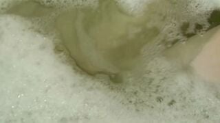 Amaris Finger bang Her Soaking Soak Snatch On The Toilet Floor!