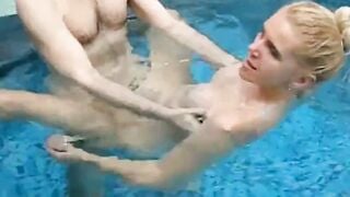 Amateur Blonde Deepthroats in Pool While Kissing Cuckold