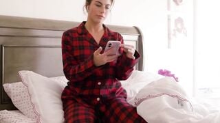 Brunette Noelle Gal Ritchie Masturbates With Vibrator In Bed