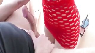 Dickbusiges Ferkel: Sacksosse-Blowjob mit großen Naturtitten