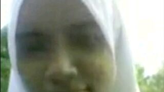 SG Malay Tudung Slut Sucks Cock