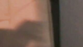 Deutsche 18-jährige Amateurin spielt mit einem Dildo