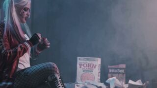 Harley Quinn Cosplay Blows Superman's Dick inside Prison Cell
