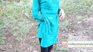 desi Hot 19 Year Old Pee and showing her booty inside the jungle