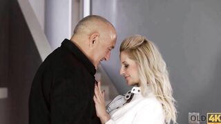 OLD4K. Getting access to clients apartment Hottie chick gets humped