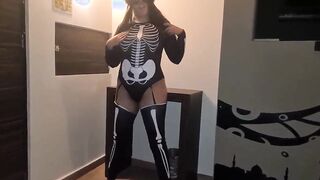 I boned a 19 year old hoe I meeting at a halloween party. She liking it without condom.