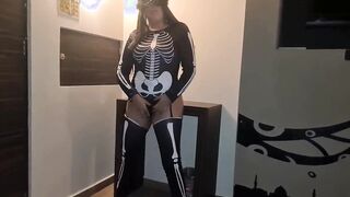 I boned a 19 year old hoe I meeting at a halloween party. She liking it without condom.