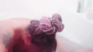 BonnieAlex Deepthroats Cock in Wet Bathtub with Married Amateur Lovers