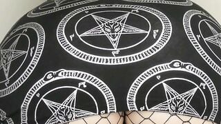 Tattooed Amateur Squeezes Big Ass in Fishnets for Webcam Worship