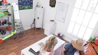 Cheerleader Khloe Kingsley opens her cunt for coachs pounding