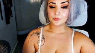 Big Ass Blonde Puts on a Wild Show