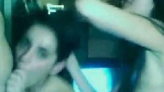 Dos Mas Una - Threesome en Webcam para Amateurs