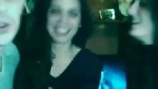 Dos Mas Una - Threesome en Webcam para Amateurs
