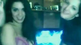 Dos Mas Una - Threesome en Webcam para Amateurs