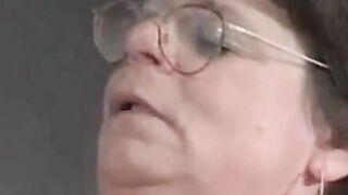 Stortittad svensk Milf leker med dildos