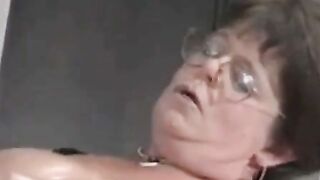 Stortittad svensk Milf leker med dildos