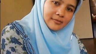 Amateur Hijabi Women Exposing Ass & Nudes In White Jeans