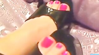 Amateur Webcam Model Teases Fans With Sexy Feet & Strappy Heels