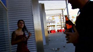 Touri Laed Nutte auf ein Bier ein