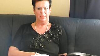 Reife 53jaehrige befriedigt sich selbst mit Fingern und Dildos