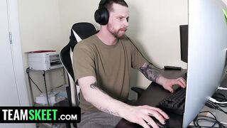 Green Eyed bimbos Gets Her Roommate For Live Sex Show