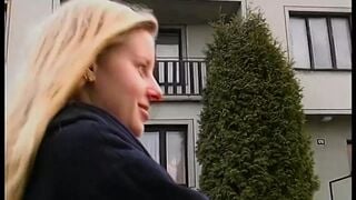 Junge Blondine mit zwei Sex Toys fickt sich selbst