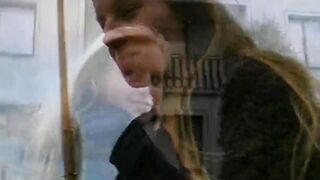 Junge Blondine mit zwei Sex Toys fickt sich selbst