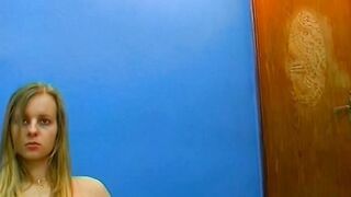 Junge Blondine mit zwei Sex Toys fickt sich selbst