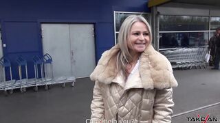 Matured blonde mom with loosed boobs have sex into the vehicle with stranger