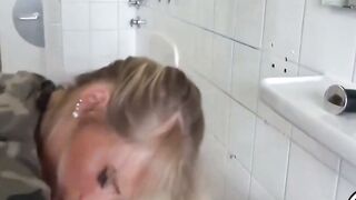 Schmutzige, öffentliche Blowjob-Action mit einer deutschen Blondine Hoe 2