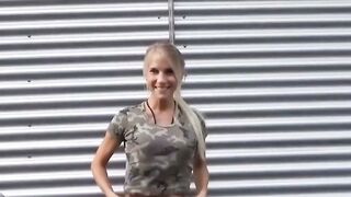 Schmutzige, öffentliche Blowjob-Action mit einer deutschen Blondine Hoe 2