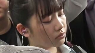 電車内で痴漢に犯され失禁