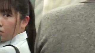 電車内で痴漢に犯され失禁