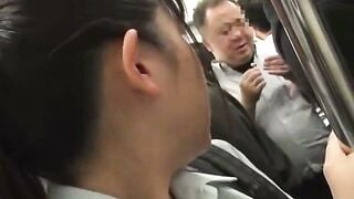 電車内で痴漢に犯され失禁