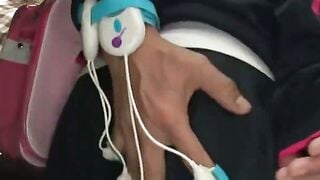 電車内で痴漢に犯され失禁