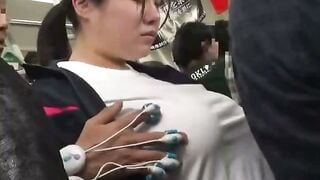 電車内で痴漢に犯され失禁