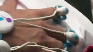 電車内で痴漢に犯され失禁