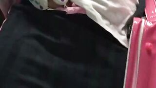 電車内で痴漢に犯され失禁