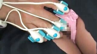 電車内で痴漢に犯され失禁