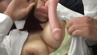電車内で痴漢に犯され失禁