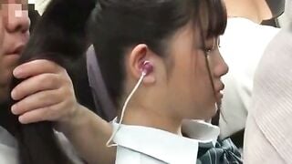 電車内で痴漢に犯され失禁