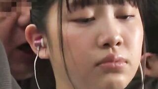 電車内で痴漢に犯され失禁